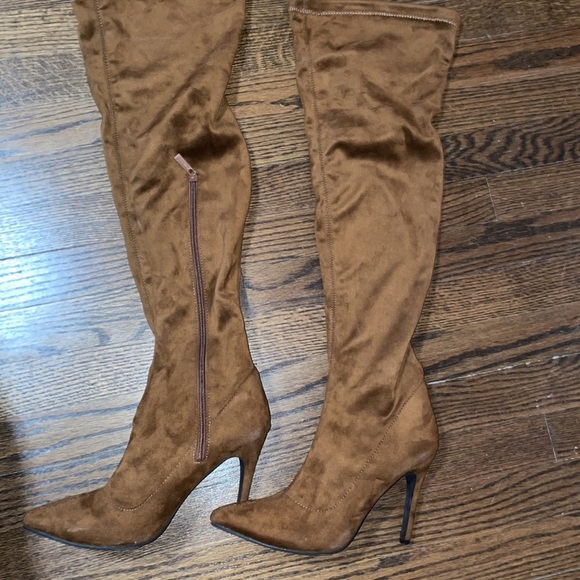Breckelle’s Tan/Brown Thigh high stiletto heeled boots - Picture 8 of 9